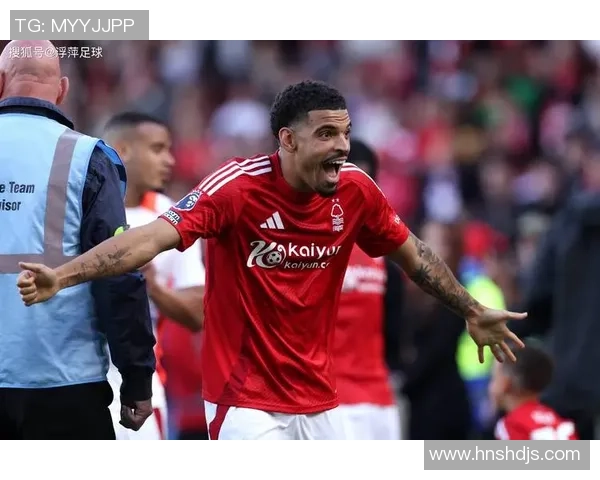 足球巨星们的朋友圈揭秘：那些与球场英雄并肩的挚友和名人们